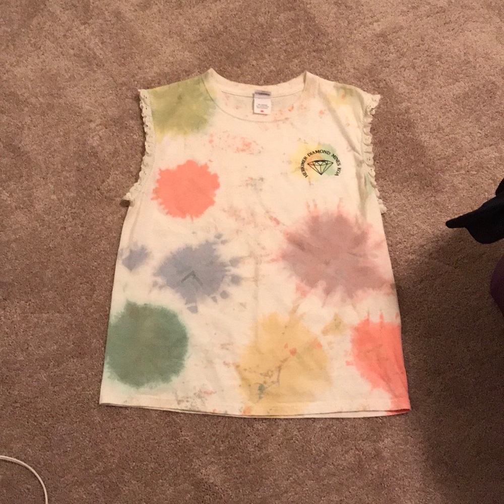 Tie dyed sleeveless shirt with lace around arm